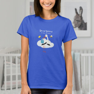 T-shirt Baby shower de garçon de la cigogne bleue