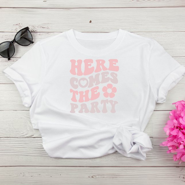 T-shirt Bachelorette de script rétro (Celebrate the bride-to-be in fun and style at her bachelorette party)