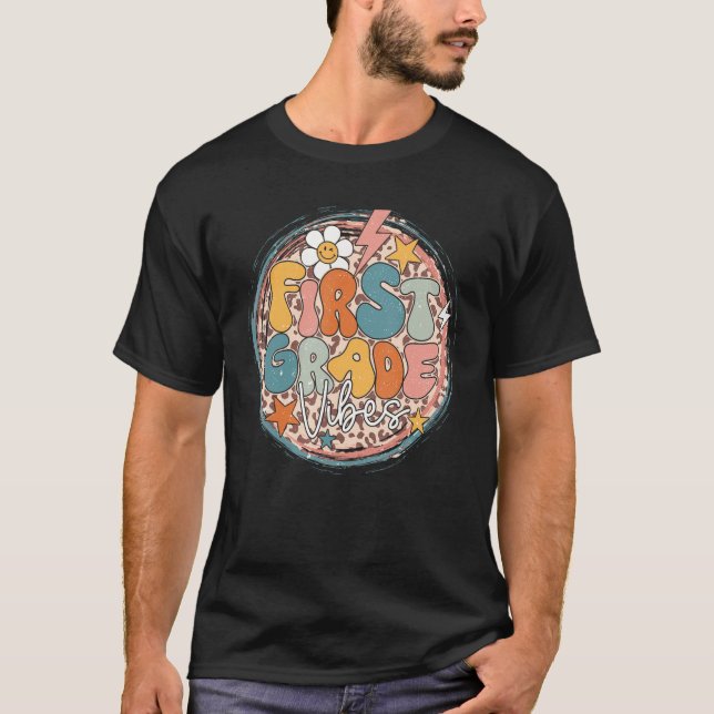 T-shirt Back To School First Grade Vibes Groovy Teacher Wo (Devant)