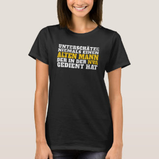 T-shirt Backprint Never underestimate an old man from the 
