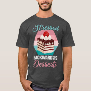 T-shirt Baker mis en évidence à l'arrière est DESSERTS Gât