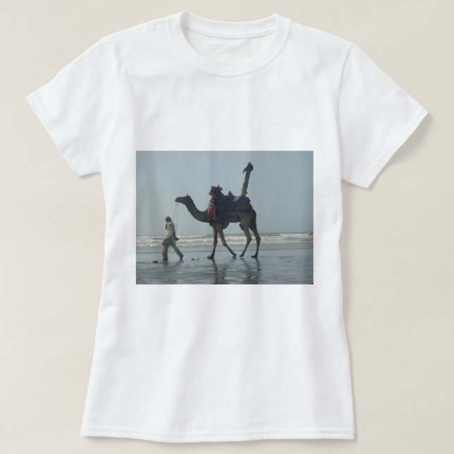 T-shirt Balade en chameaux tribaux : Marée matinale Sables (Design devant)