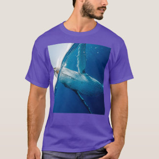 T-shirt baleine bleue qui regarde de l'eau