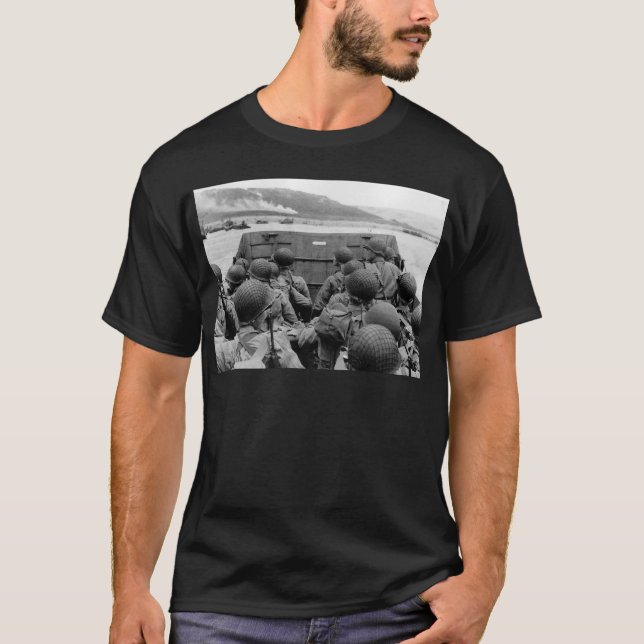 T-shirt Barge de débarquement de LCVP approchant la plage (Devant)