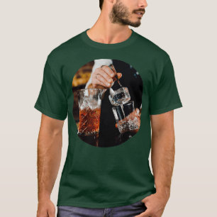 T-shirt Bartender prépare un cocktail negroni