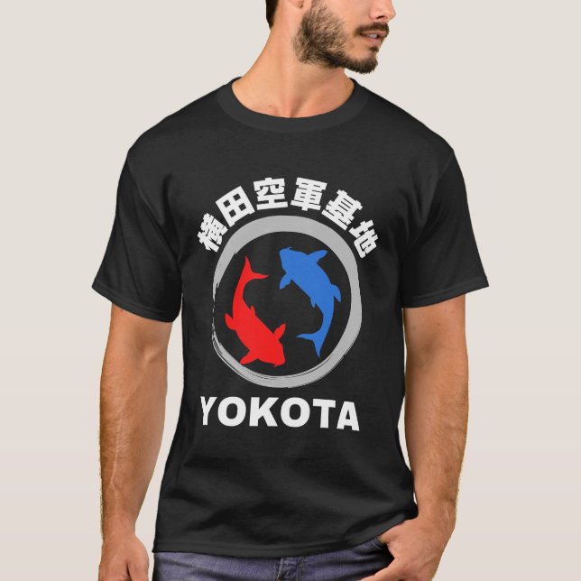 T-shirt Base aérienne Yokota en japonais avec Koi Fish (Devant)