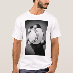 T-shirt baseball en main
