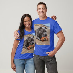 T-shirt "Beachside Pals : A Staffy and its Crab Companion"