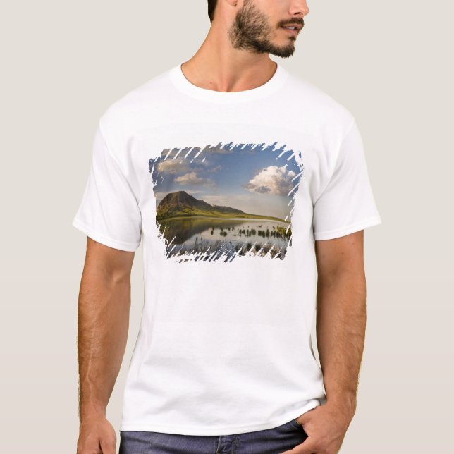 T-shirt Bear Butte se reflète dans le lac Bear Butte, près (Devant)