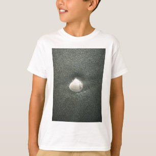 T-shirt Beau coquillage dans le sable : Un souvenir salé