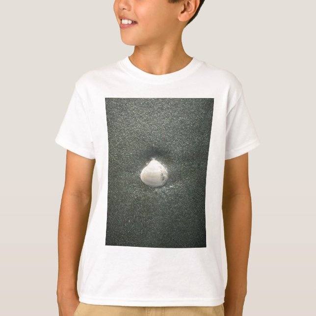 T-shirt Beau coquillage dans le sable : Un souvenir salé (Devant)