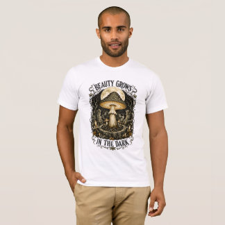 T-shirt Beauté qui grandit dans un vieux champignon vintag