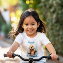Bébé mignon loupe de mer dans des éclaboussures d'