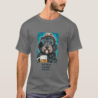 T-shirt Bernedoodle tenant une tasse à bière