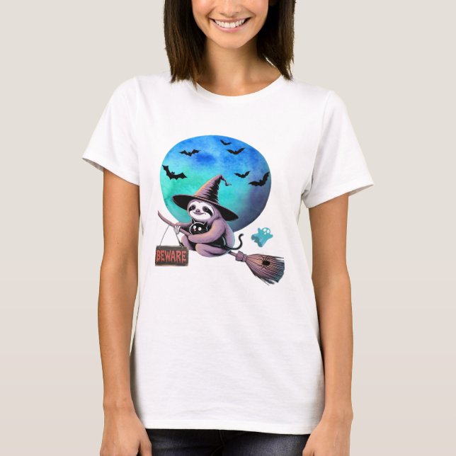 T-shirt Beware Cute Witch Sloth Flying on Broom Halloween  (Devant)