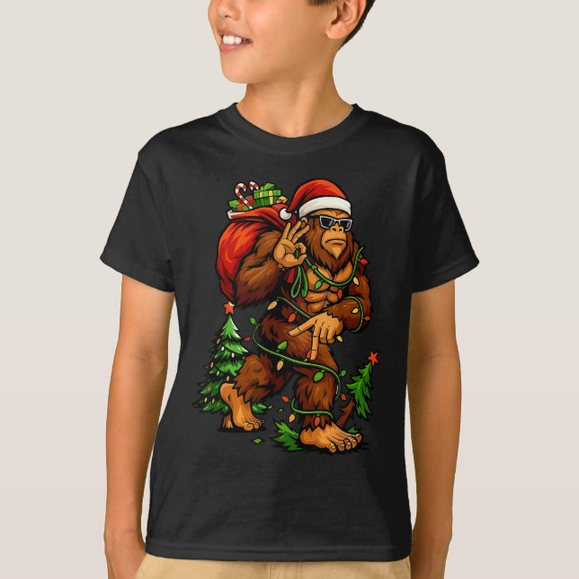 T-shirt Bigfoot 67 Christmas Tree Lights Xmas Men Sasquatc (Devant)