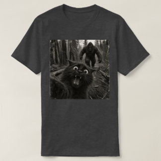 T-shirt Bigfoot Drôle qui Poursuit un Chat Noir Sasquatch