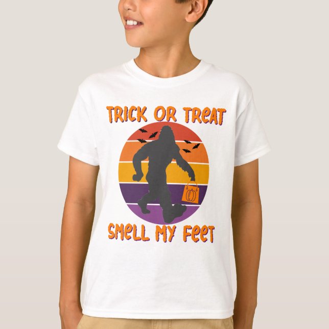 T-shirt Bigfoot Halloween Trick ou traiter l'odeur mes pie (Devant)
