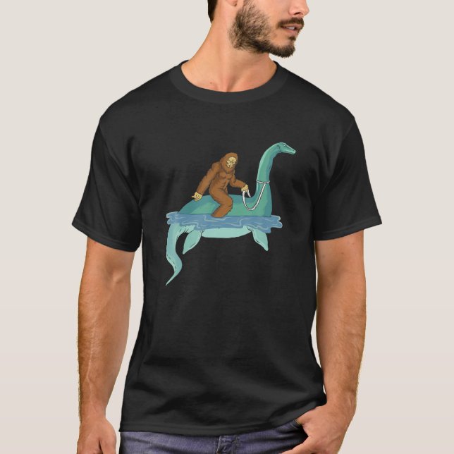 T-shirt Bigfoot Riding Nessie Sasquatch Loch Ness Monster (Devant)