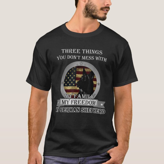 T-shirt Black German Shepherd American flag Three Things y (Devant)
