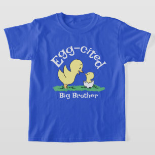 T-shirt bleu frère aîné excité par l'œuf