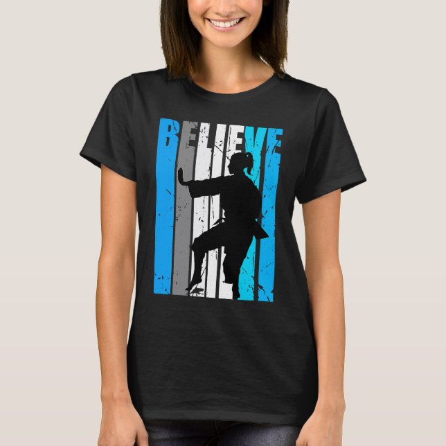 T-shirt Blue Believe Motivational Girls Karate Retro Graph (Devant)
