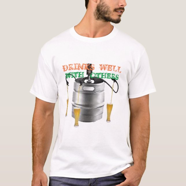 T-shirt boire bien avec d'autres heureux vert drôle bière  (Devant)