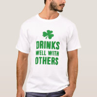Boire bien avec d'autres St. Patrick's Day Tee