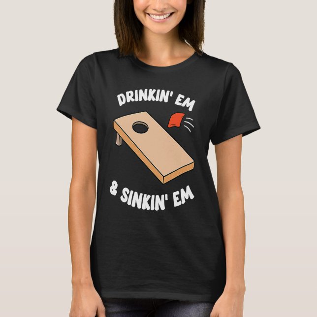T-shirt Boire Em & Sinking Em Bean Bag Toss Cornhole Te (Devant)