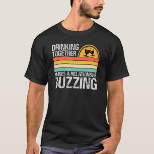 T-shirt Boire Ensemble Fait Une Relation Fouillant C