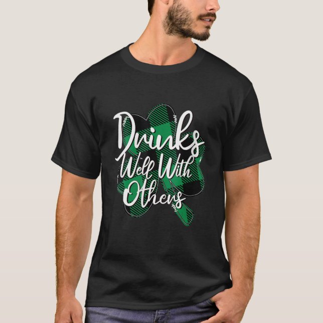 T-shirt Boissons bien avec d'autres St. Patrick's Day Drun (Devant)