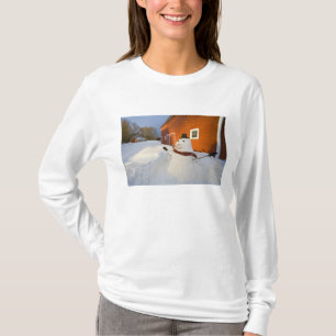 T-shirt Bonhomme de neige devant la grange rouge en