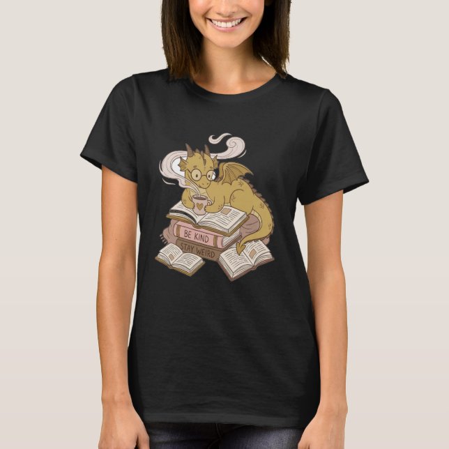 T-shirt Bookworms Cozy Coffee Drinking Dragon Romantasy (Devant)