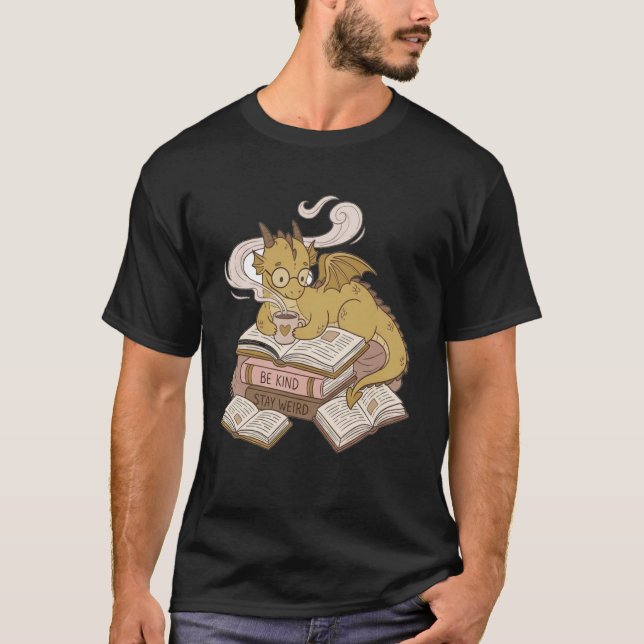 T-shirt Bookworms Cozy Coffee Drinking Dragon Romantasy (Devant)