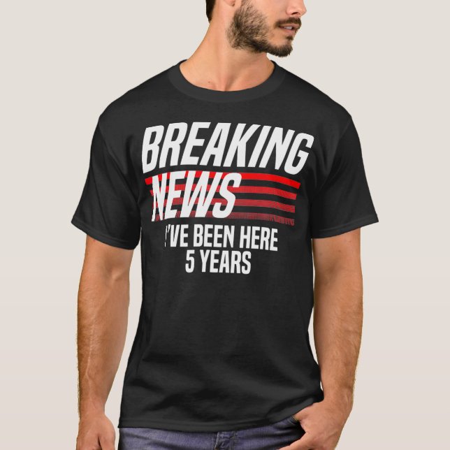 T-shirt Breaking News J'ai été ici 5 ans Travail amusant (Devant)