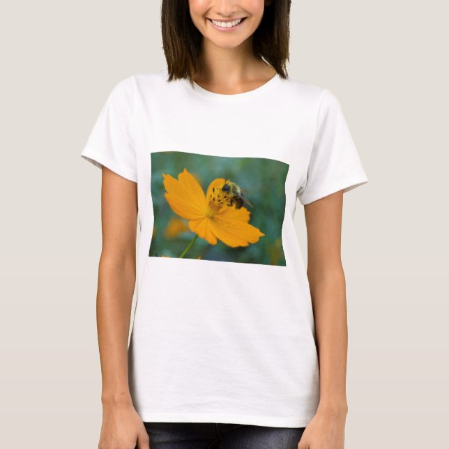 T-shirt Bumble A Recueilli Du Pollen Sur Un Cosmos Orange. (Devant)