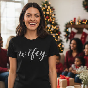 T-Shirt Cadeau Femme Écriture Colorée "Wifey" en F