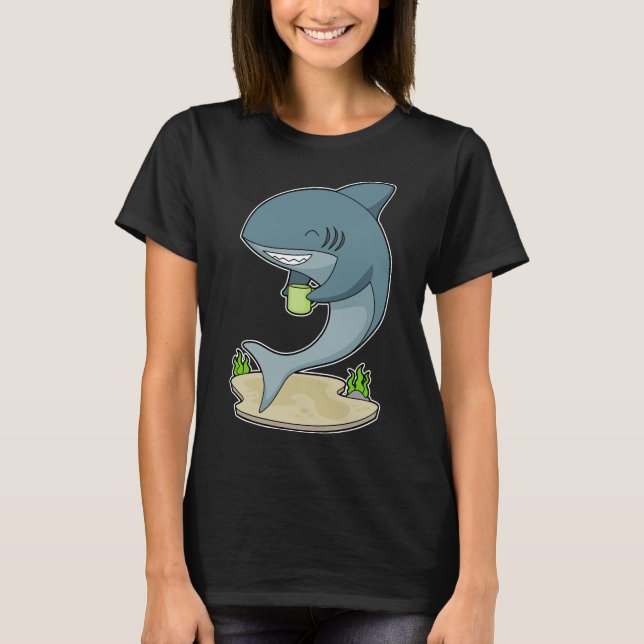T-shirt Café à la Mug de Requin (Devant)