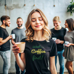 T-shirt Café d'abord   Citation amusante Texte vert et jau