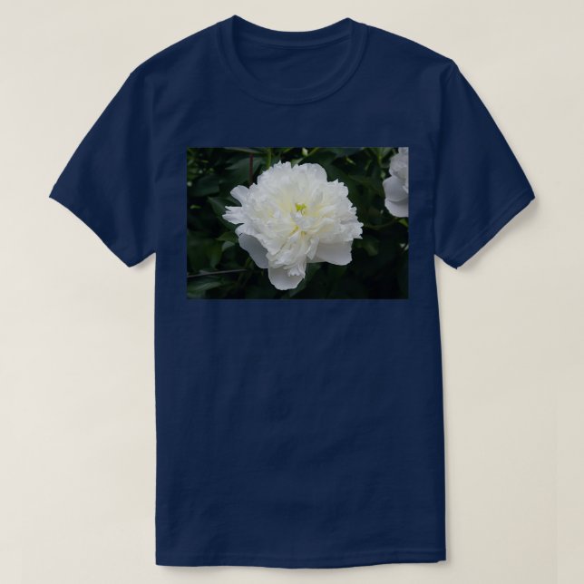 T-shirt Carnation blanche poussant dans un jardin (Design devant)