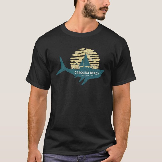 T-shirt Carolina Beach NC Summertime Shark Sailing (Devant)