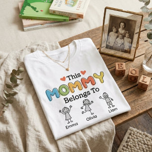 T-shirt Ce maman appartient à des noms d'enfants colorés S