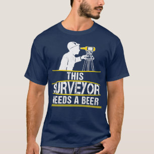 T-shirt Ce Surveyor A Besoin D'Une Bière Drôle Surveille