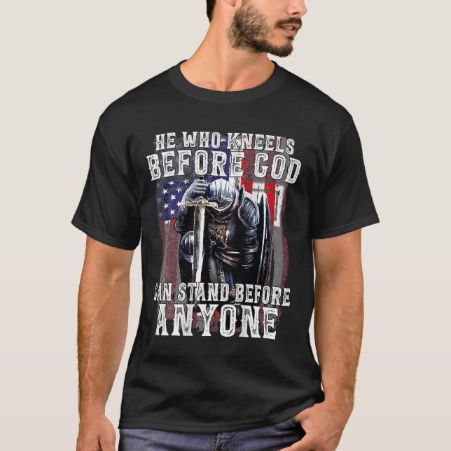 T-shirt Celui Qui S'Agenouille Avant Dieu Peut Se Tenir De (Devant)