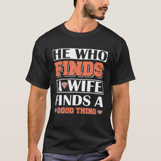 T-shirt Celui Qui Trouve Une Femme Trouve Une Bonne Chose  (Devant)