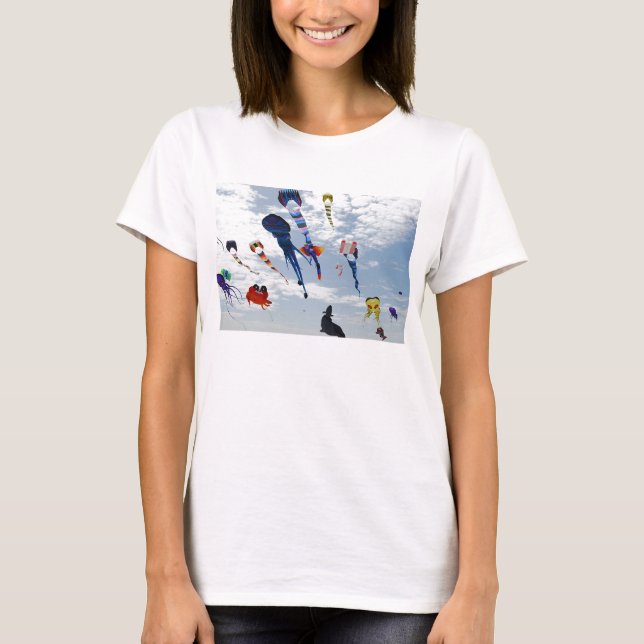T-shirt Cerfs-volants multi de couleur peignant le ciel (Devant)