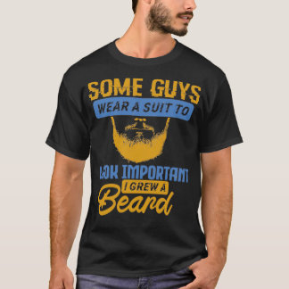 T-shirt Certains types portent un costume pour avoir l'air