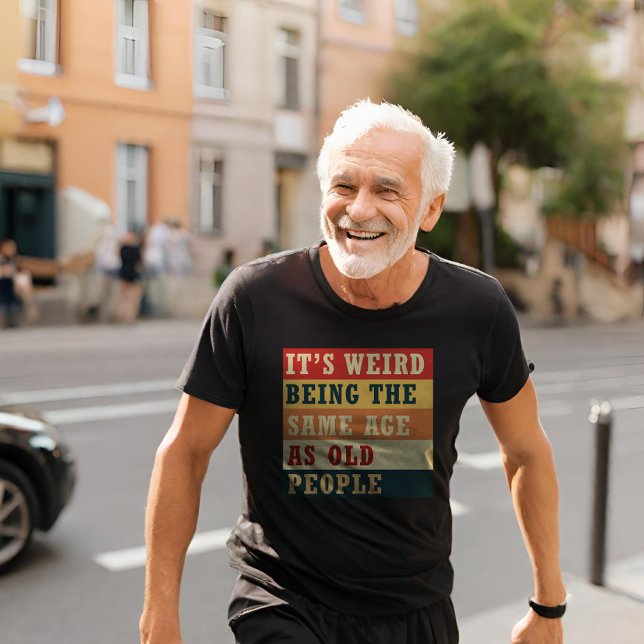 T-shirt C'est bizarre d'avoir le même âge que les personne (Créateur téléchargé)