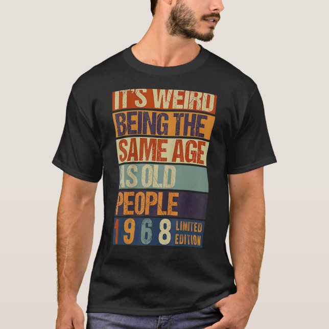 T-shirt C'est bizarre d'être le même âge que les personnes (Devant)