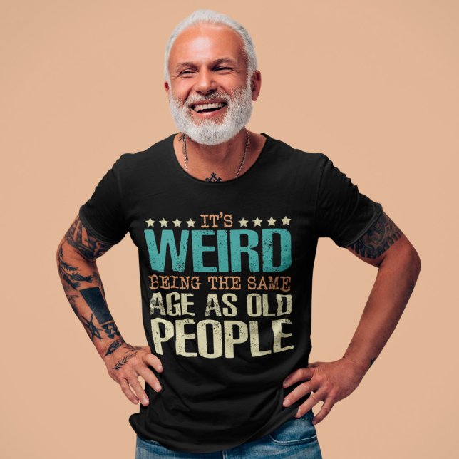 T-shirt C'Est Étrange D'Être Le Même Âge Que Les Personnes (Créateur téléchargé)